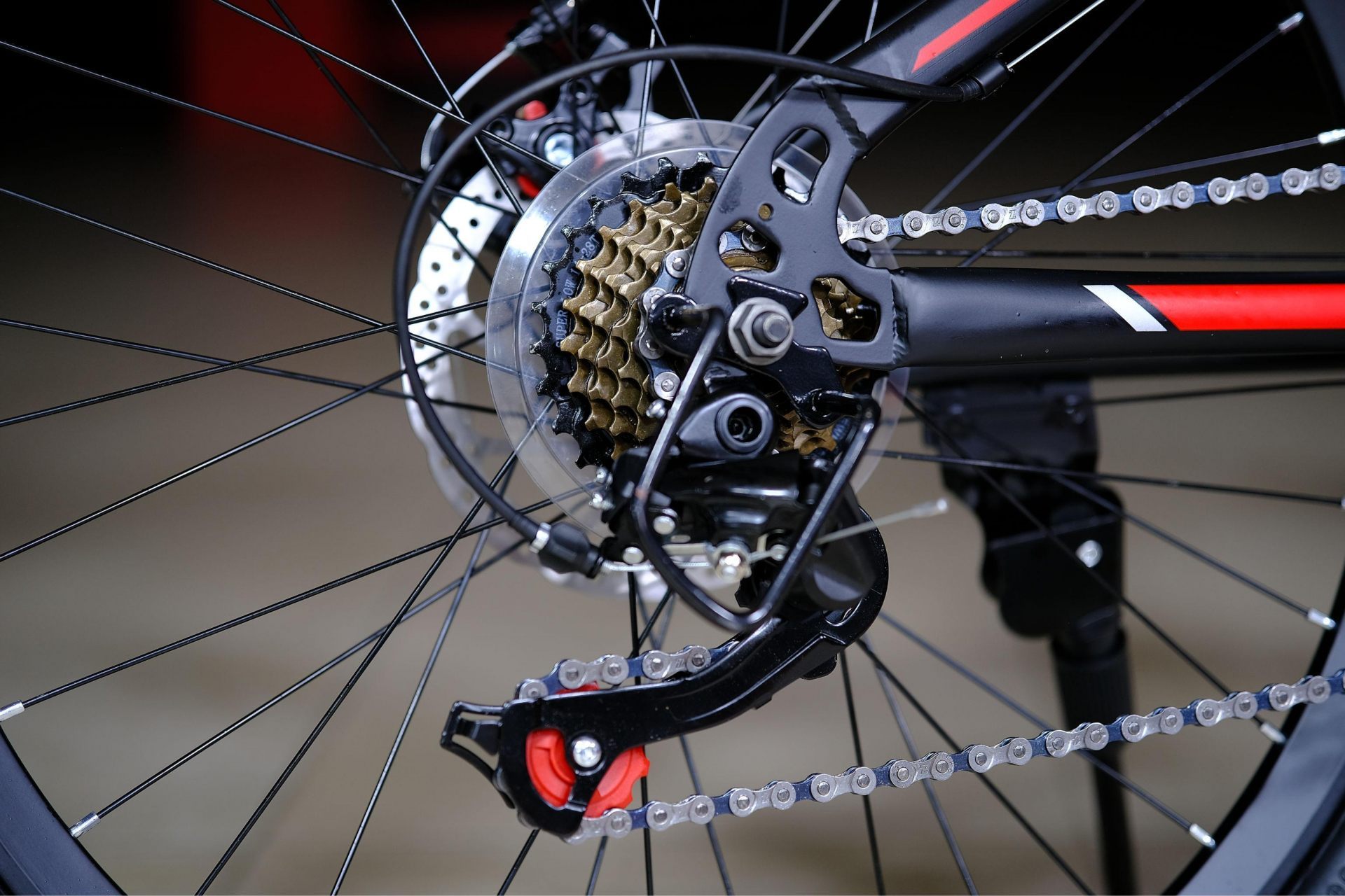 Задний переключатель Shiming TZ (аналог Shimano TZ500)
 HOKE Steel WAY 24 матовый чёрный-красный